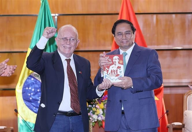 General Secretary of the Brazil–Vietnam Friendship Association Pedro De Oliveira (L) presents his book on late President Ho Chi Minh to Vietnamese Prime Minister Pham Minh Chinh. (Photo: VNA) brazil1-2848.jpg