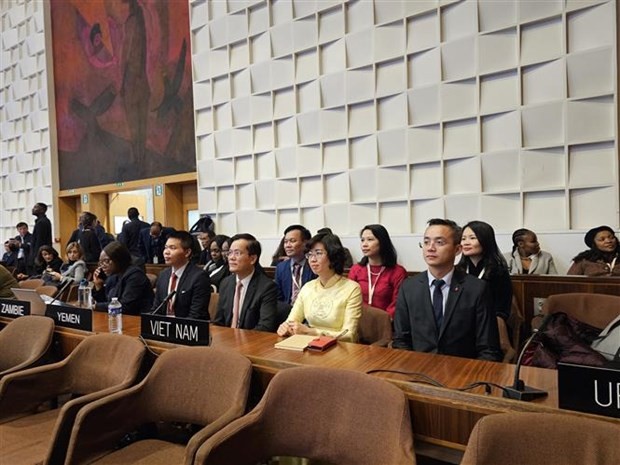 The Vietnamese delegation at the 24th session of the General Assembly of States Parties to the World Heritage Convention in Paris on November 22 - 23, 2023 (Photo: VNA) vna-potal-phai-doan-viet-nam-ben-canh-unesco-nhin-lai-mot-nam-soi-dong-de-huong-toi-tuong-lai-tuoi-sang-hon-7167882-7351.jpg