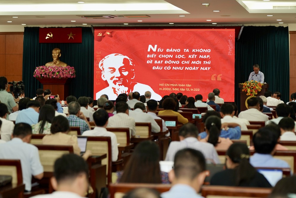 At the conference quang-canh-6561jpeg-6193.jpg