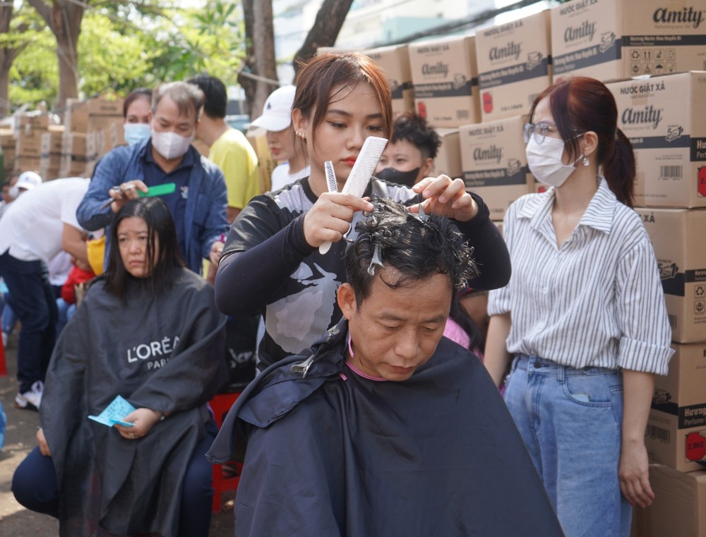 Workers get free haircuts cat-toc-683.jpg