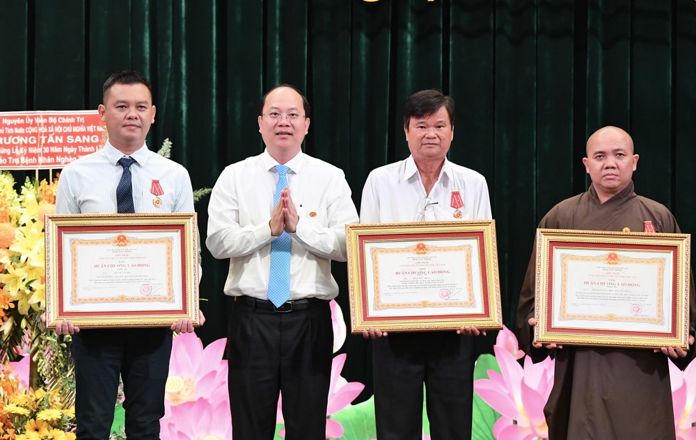 Deputy Secretary of the City Nguyen Ho Hai awards the President's Third Labor Medal to three people hai-1-9810.jpg