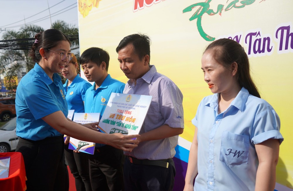 Workers are given air tickets ve-may-bay-2873.jpg