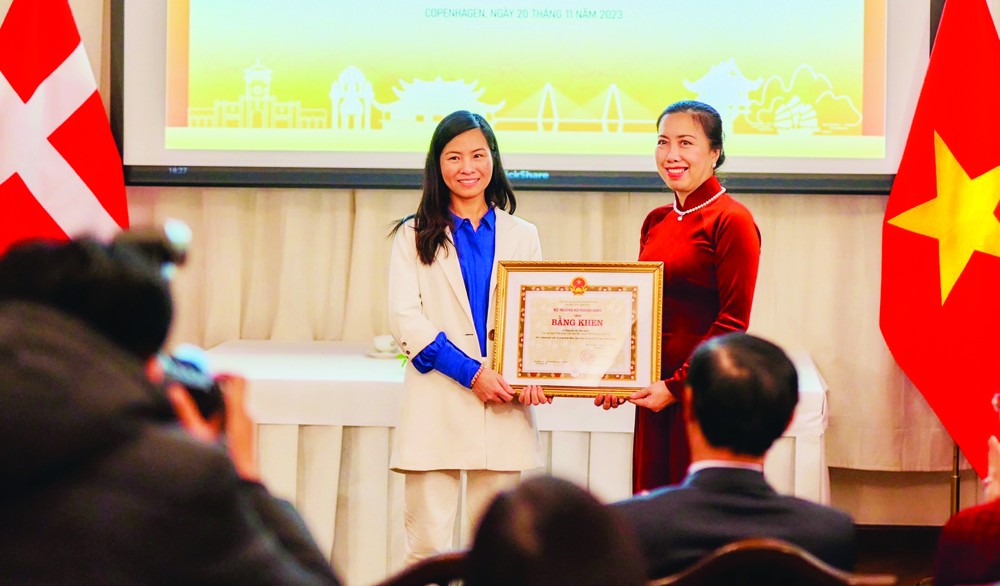 Dr. Nguyen Thu Hien receives a certificate of merit from the Ministry of Foreign Affairs nu-tien-si-2956.jpg