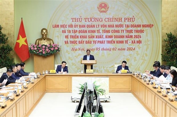 Prime Minister Pham Minh Chinh (standing) addresses the working session with the Commission for Management of State Capital at Enterprises (CMSC) and 19 groups and corporations under the commission's management on February 5 (Photo: VNA) pm-7006.jpg