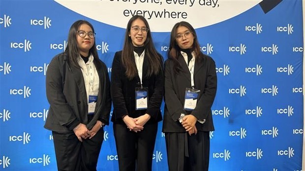 Three students of the Diplomatic Academy of Vietnam (DAV) attends the 19th ICC International Commercial Mediation Competition (ICCMC-19) in Paris, France. (Photo: VNA) vna-potal-viet-nam-tham-du-cuoc-thi-hoa-giai-thuong-mai-quoc-te-tai-phap-7216913-9988.jpg
