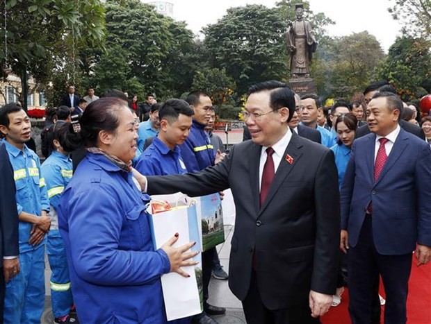 National Assembly Chairman Vuong Dinh Hue presents gifts to workers in the capital city as part of his visit on February 7 visit to extend Tet greetings to the Party Organisation, administration and people of Hanoi. (Photo: VNA) top-legislator-extends-tet-greetings-to-hanoi-party-organisation-administration-people-9838.jpg