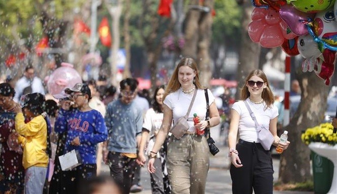 A strong rise was seen in the number of foreign tourists in many localities across the country during Tet. (Photo: VNA) tet-7058.jpg