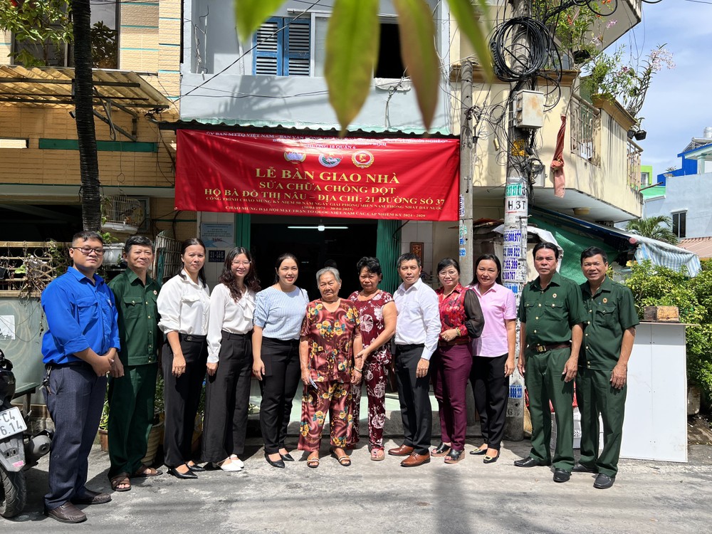 Government in District 6 construct a charity house for a poor household xay-nha-5955.jpg