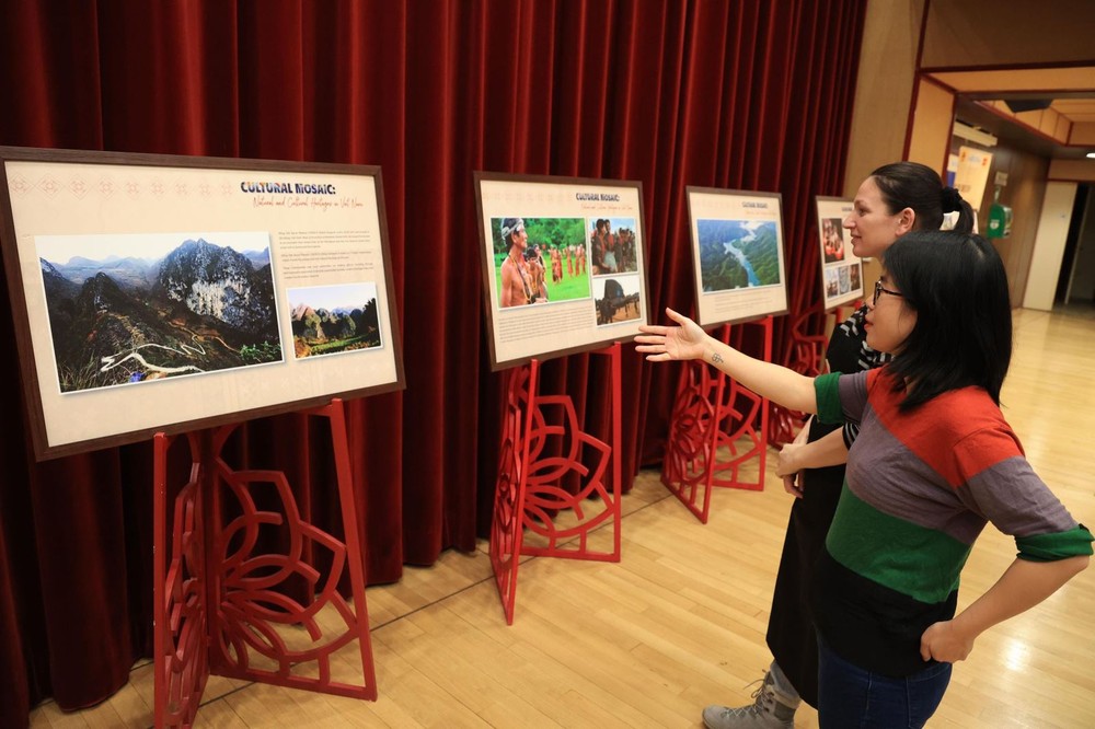 A photo exhibition on cultural activities of ethnic groups in Vietnam is arranged at the food festival. (Photo: VNA) trienlam-4359.jpg