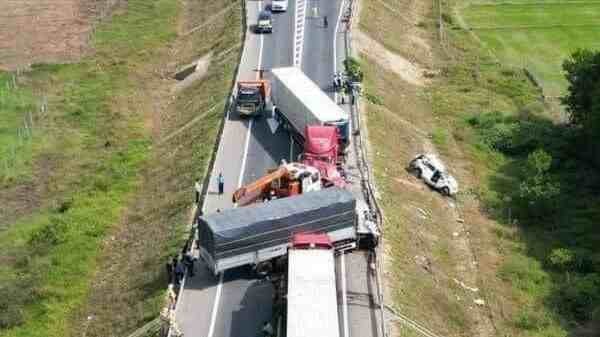 A traffic accident in Cam Lo - La Son expressway cao-toc-cam-lo-9392-4050-4519jpg-2539.jpg