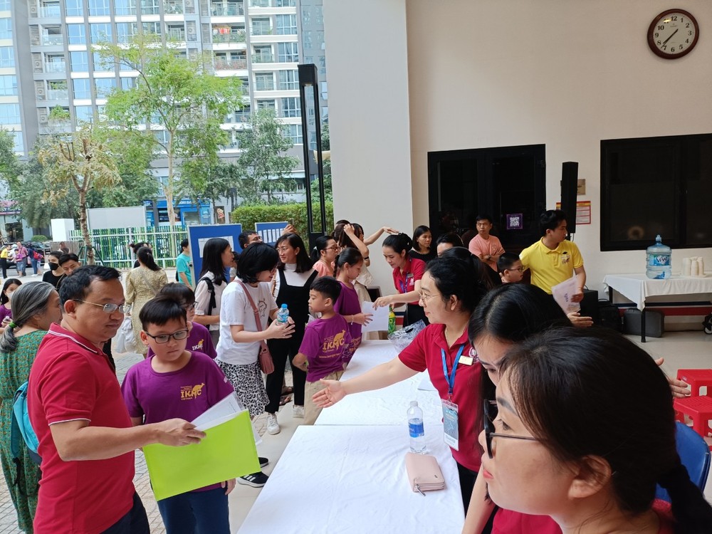 Student participants come to a test venue this morning math-6138.jpg