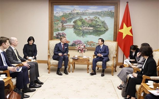 Deputy Prime Minister Tran Hong Ha (R) receives CEO of APM Terminals Keith Svendsen in Hanoi on March 18. (Photo: VNA) vietnam-ready-to-back-denmarks-apm-terminals-to-pilot-green-port-projects-942.jpg