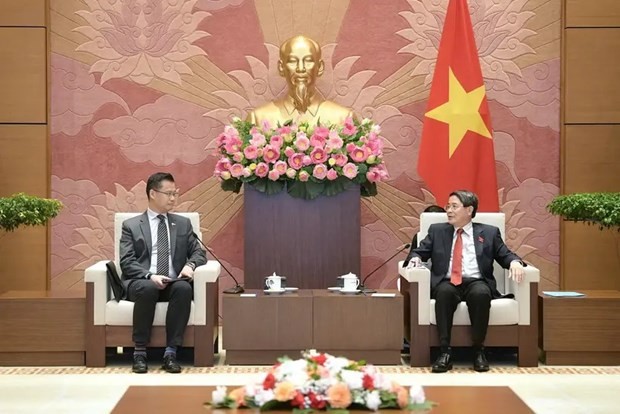 NA Vice Chairman Nguyen Duc Hai (R) and Senator Sherwin T. Gatchalian (Photo: VNA) philippines.jpg