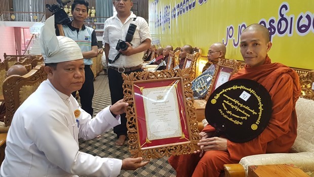 A representative of the Myanmar Government (left) presents the “Saddhamma Jotikadhaja” title to Venerable Thich Thien Ngoc at the ceremony on March 24. (Source: VNA) head_of_vietnamese_pagoda_in_myanmar_honoured_with_noble_title.jpg