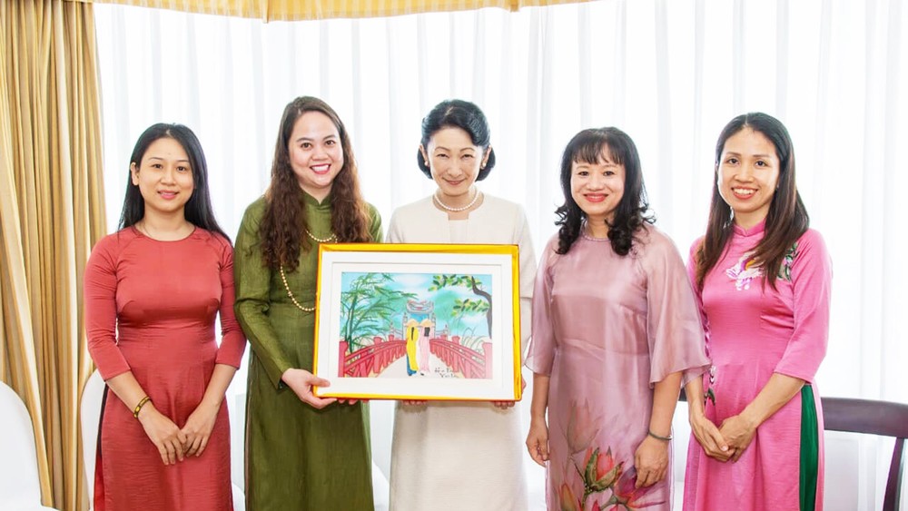 Japanese Princess Kiko likes Thuong Thuong Handmade's paper paintings. painting.jpg