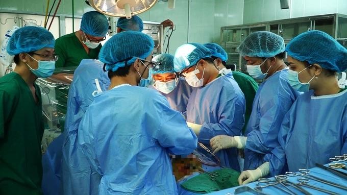 An organ transplant is carried out at Cho Ray Hospital transplan.jpg