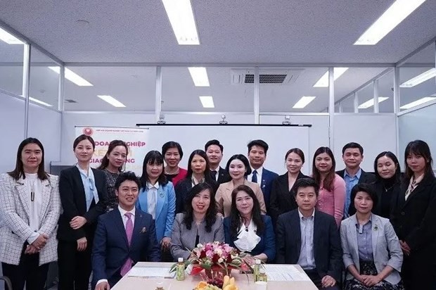 Vietnamese Deputy Minister of Foreign Affairs Le Thi Thu Hang (1st row, 2nd from left) at the working session with the Vietnamese Business Association in Japan in Tokyo on April 4. (Photo: VNA) vietnam_japan.jpg