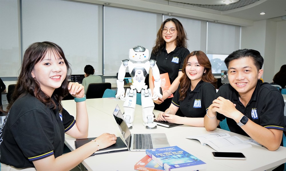 Students at Hoa Sen University edu.jpg