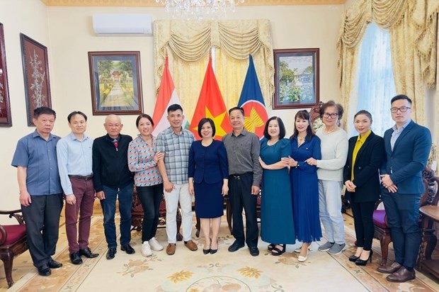 Vietnamese Ambassador to Hungary Nguyen Thi Bich Thao (sixth, left) and OVs in Hungary at the meeting. (Photo: VNA) truong_sa.jpg
