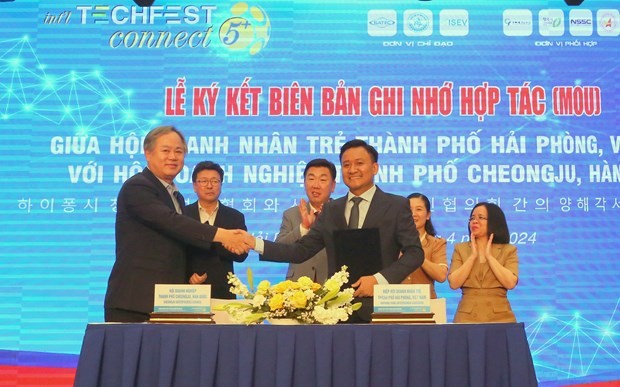 The Hai Phong Young Entrepreneurs Association and the RoK’s Cheongju City Business Association sign a memorandum of understanding on cooperation at the event. (Photo: VNA) haiphong.jpg