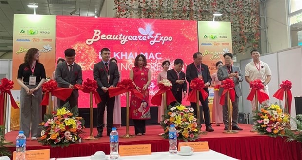 Representatives cut ribbons to kick off the event. (Photo: VNA) beautycare_expo_2024_opens_in_hanoi.jpg