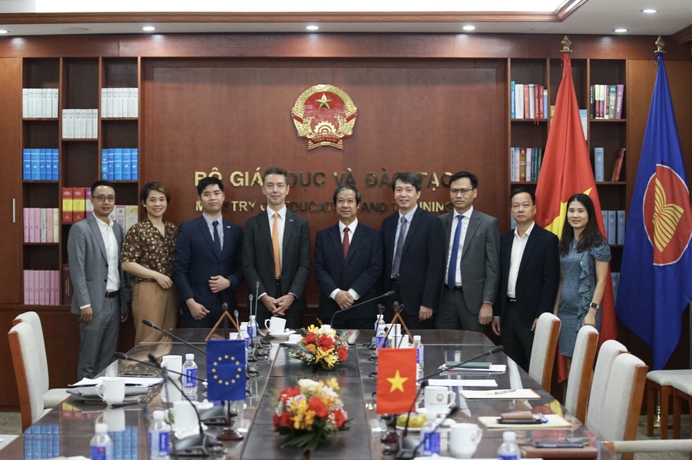 Minister Nguyen Kim Son, Ambassador Julien Guerier and other participants at the working session edu.jpg