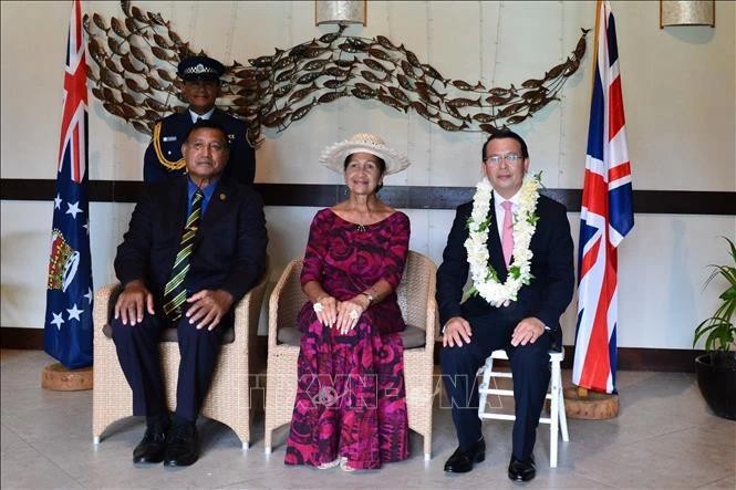 Vietnamese Ambassador to New Zealand Nguyen Van Trung (R) and Representative of King Charles III in the Cook Islands (L) (Photo: VNA) cook-islands-2893.jpg.webp