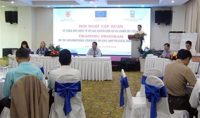 Participants at the conference (Photo: VNA) vna-potal-hoi-nghi-tap-huan-ve-thuc-hien-cong-uoc-quoc-te-ve-cac-quyen-dan-su-va-chinh-tri-7373079-8292.jpg.webp