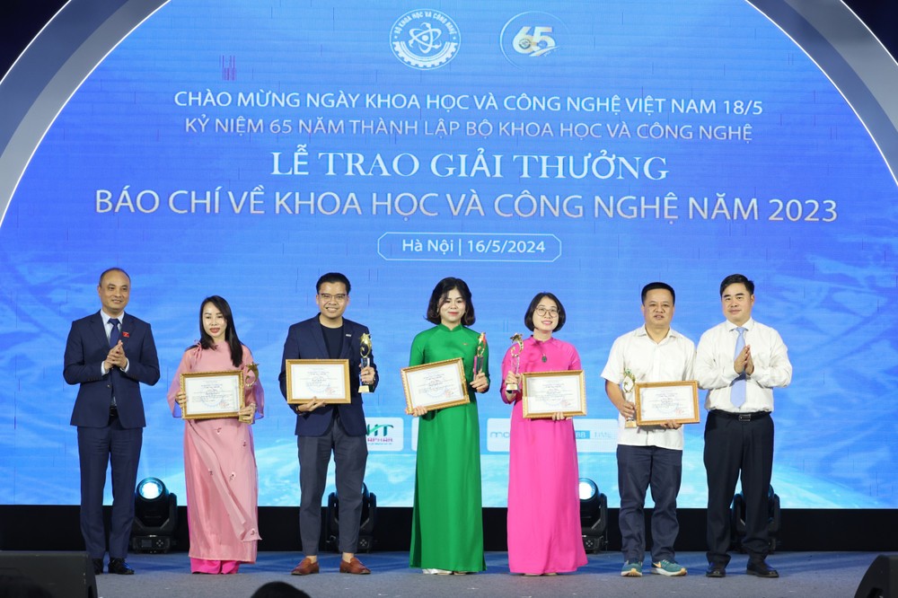 Winning authors at the awardds ceremony trao-giai-bao-chi-khcn-2-4662.jpg.jpg