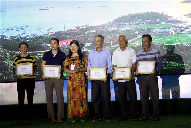The persons contributing to UNESCO's recognition of Cu Lao Cham - Hoi An as a world biosphere reserve receive certificates of merit from the administration of Tan Hiep island commune in Hoi An city, Quang Nam province, at the ceremony on May 23. (Photo: VNA) cu-lao-cham-hoi-an-marks-15th-anniversary-of-world-biosphere-reserve-status-1615.jpg.jpg