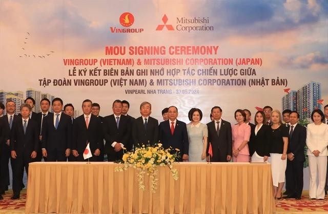 Representatives pose for a photo during an MoU signing ceremony. (Photo courtesy of Vingroup) vin.webp