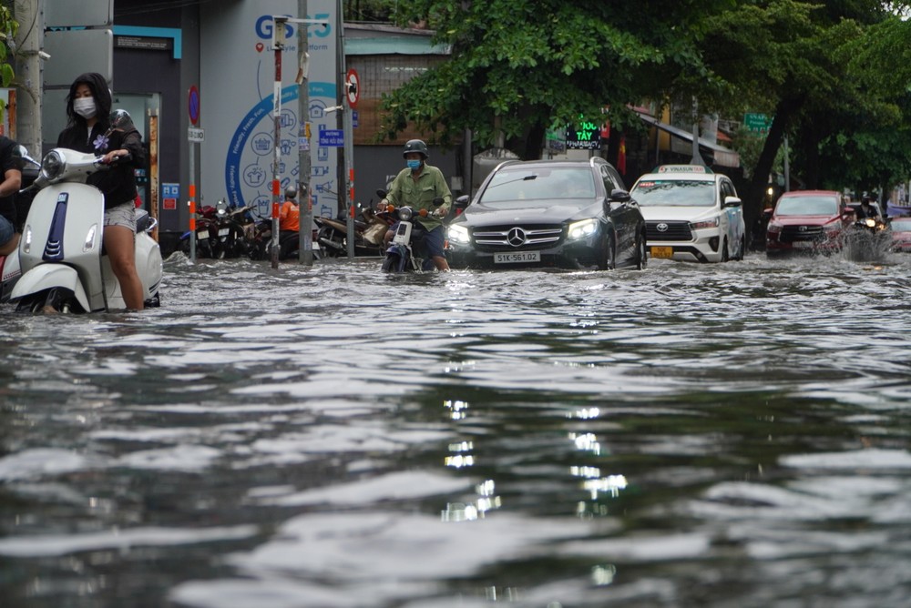 HCMC Chairman requests to mobilize pumps to remove flooded areas