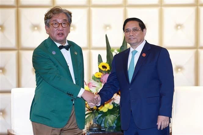 Prime Minister Pham Minh Chinh (R) and Kim Sang-hyup, Co-Chairperson of the Presidential Commission on Carbon Neutrality and Green Growth of the Republic of Korea at their meeting in Dalian on June 25 (Photo: VNA) vna-potal-thu-tuong-tiep-chu-tich-uy-ban-ve-trung-hoa-carbon-va-tang-truong-xanh-han-quoc-7448220-2431.jpg.webp