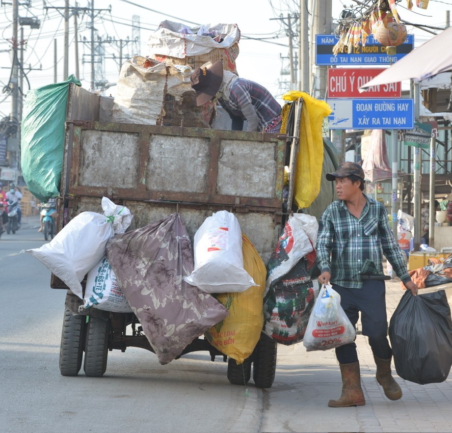 thu-gom-rac-dan-lap-tren-duong-trinh-quang-nghi-huyen-binh-chanh-tphcm-3244.jpg.jfif