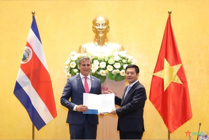 Costa Rican Minister of Foreign Trade Manuel Tovar hands over a diplomatic note to the Vietnamese Minister of Industry and Trade Nguyen Hong Dien affirming its recognition of Vietnam as a market economy. (Photo: vov.vn) costa.webp