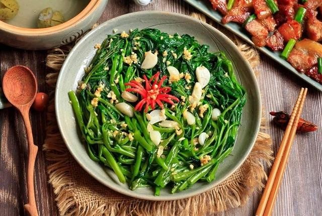 Rau muong xao toi (morning glory stir-fry) is included in top 100 Asian stir-fry dishes of TasteAtlas. (Photo: Com Nha Facebook) dishes-3917.png.webp