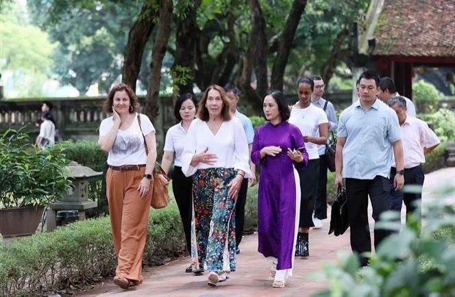 President of the Australian Senate Sue Lines (C) visits the special national relic Van Mieu-Quoc Tu Giam. (Photo: VNA) vna-potal-chu-tich-thuong-vien-australia-tham-quan-van-mieu-quoc-tu-giam-7555002-4667.jpg.webp