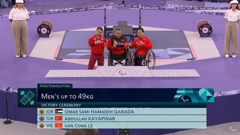 Vietnamese weightlifter Le Van Cong (R) wins the bronze medal (Photo: VNA) SPORT.webp