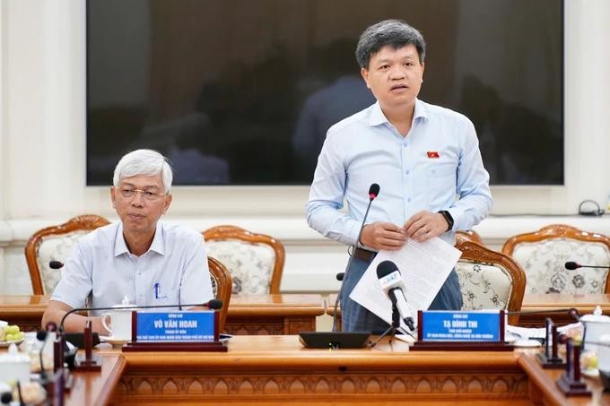 Deputy Chairman Ta Dinh Thi of the National Assembly’s Committee on Science, Technology, and Environment speaks at the meeting. thi.webp