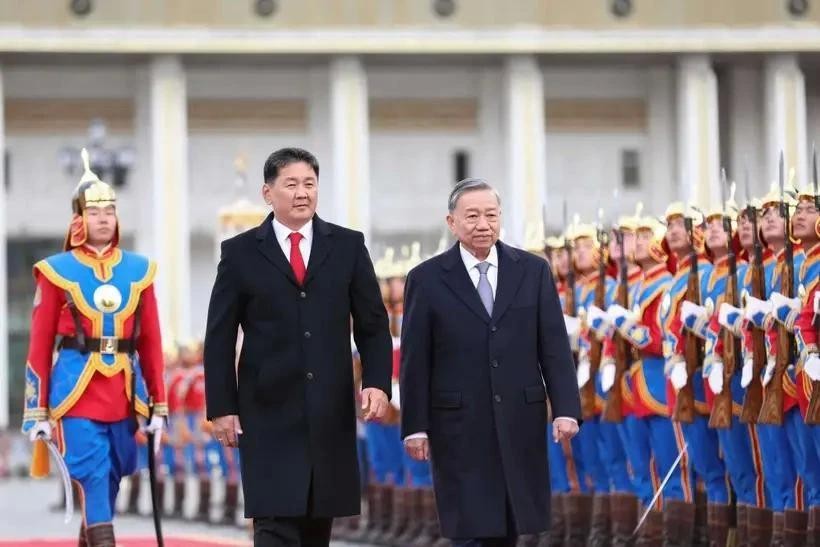 General Secretary of the Communist Party of Vietnam Central Committee and President of Vietnam To Lam and Mongolian President Ukhnaagiin Khurelsukh inspect the guard of honour. (Photo: VNA) lam.webp