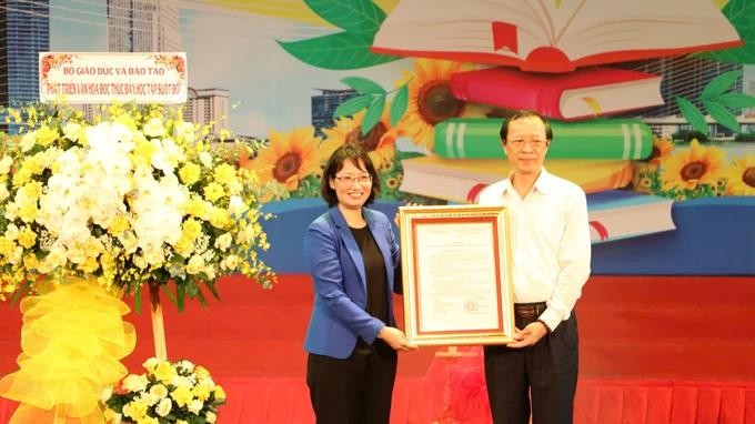 Deputy Minister of Education and Training Pham Ngoc Thuong gives a certificate of recognition to Vice Chairwoman Tran Thi Dieu Thuy trao bang cong nhan -edu.webp