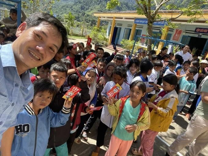 Teacher Nguyen Tran Vy and his students thay-nguyen-tran-vy-6-2762.jpg.webp