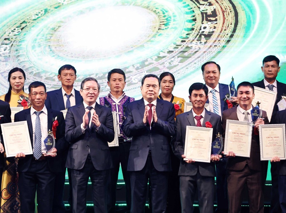 National Assembly Chairman Tran Thanh Man (center) and outstanding farmers honored at the ceremony. (Photo: SGGP) farmers.jpg
