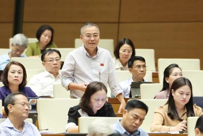 Deputy Nguyen Lan Hieu speaks at the session hieu.webp