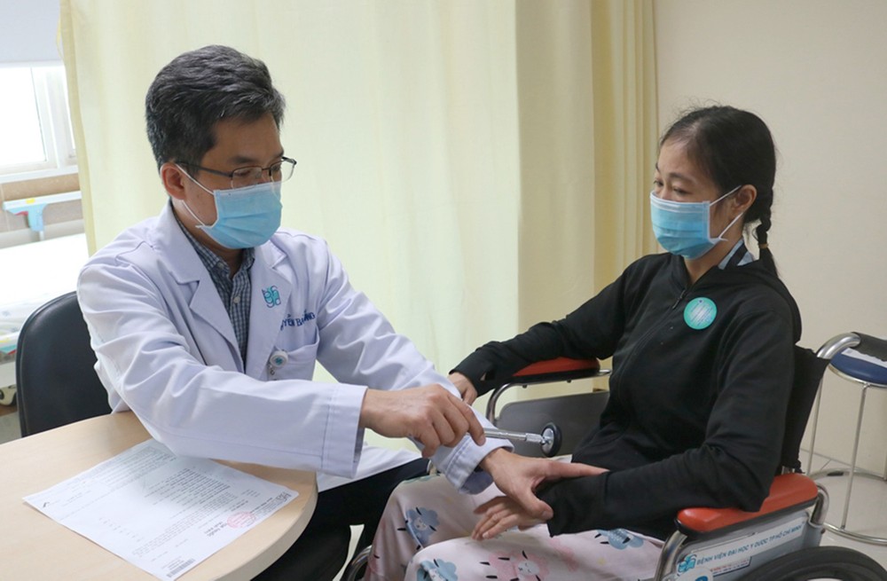 Dr. Nguyen Ba Thang examines a patient with stroke stroke.jpg