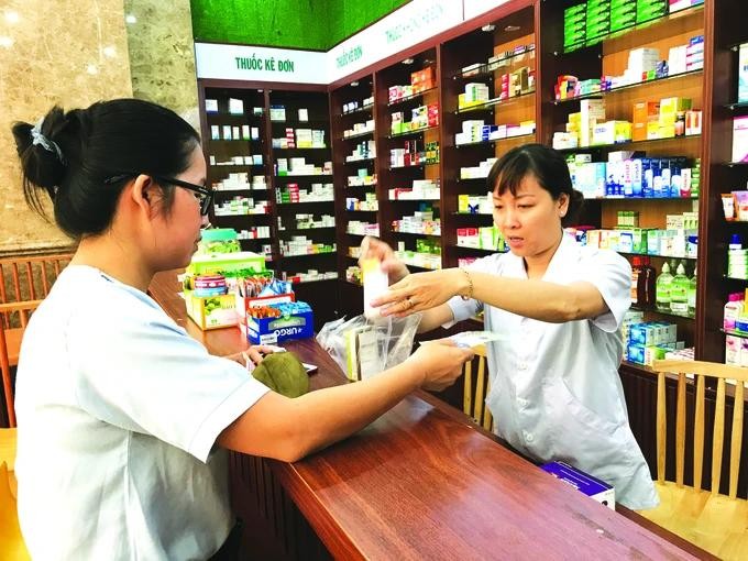 A patient buy medicines in Hung Vuong Street in HCMC drugs.webp
