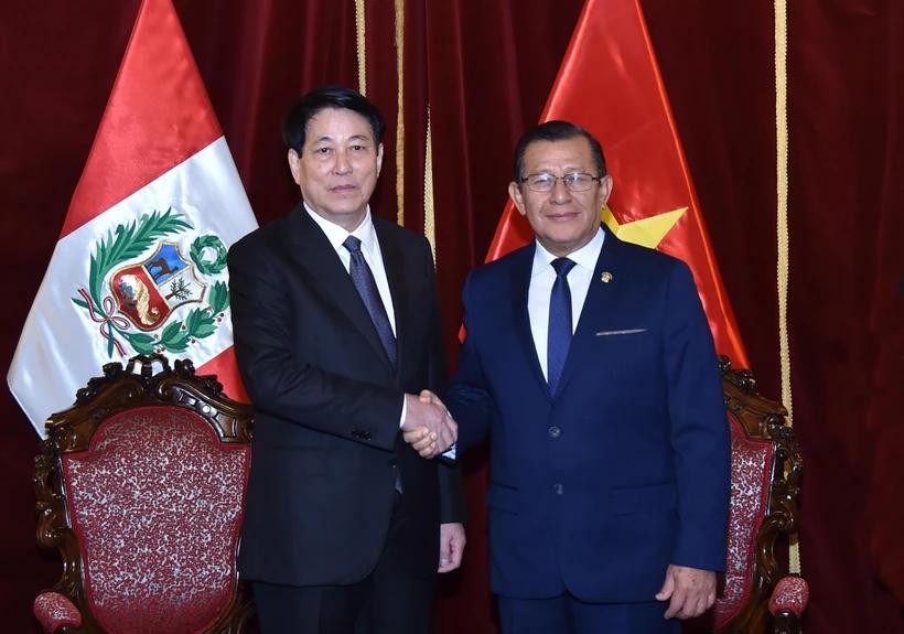 Vietnam’s State President Luong Cuong (left) and President of the Congress of Peru Eduardo Sanjuana at their meeting in Lima on November 13 afternoon (local time). (Photo: VNA) vna-potal-chu-tich-nuoc-luong-cuong-hoi-kien-chu-tich-quoc-hoi-peru-7703013-5188.jpg.webp