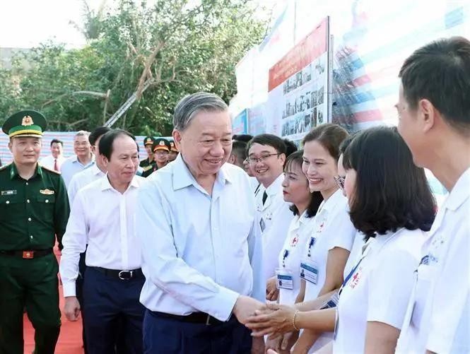Party General Secretary To Lam visits residents and soldiers on Bach Long Vi island on November 14. (Photo: VNA) vna-potal-tong-bi-thu-to-lam-tham-va-lam-viec-tai-huyen-dao-bach-long-vi-hai-phong-7703195-4070.jpg.webp
