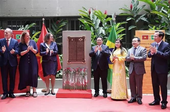 PM Pham Minh Chinh (fourth from right) attends the inauguration ceremony of the plaque in commemoration of late President Ho Chi Minh in Rio de Janeiro city, Brazil. (Photo: VNA) vna-potal-thu-tuong-du-le-dat-bien-ky-niem-chu-tich-ho-chi-minh-tai-thanh-pho-rio-de-janeiro-brazil-7708677-5314.jpg.webp