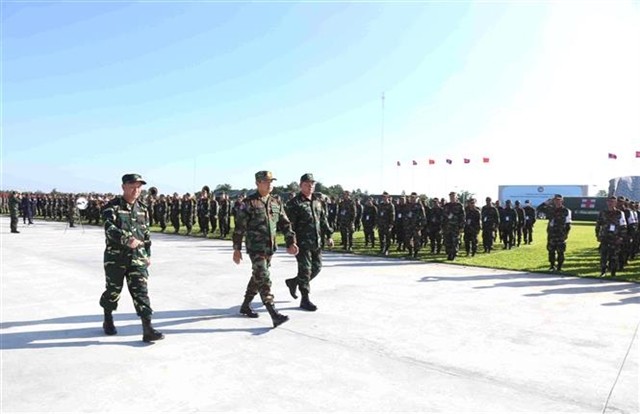 The defence ministries of Vietnam, Laos and Cambodia on Monday launch a joint search and rescue exercise in Kampong Chhnang province, Cambodia (Photo: VNA/VNS) 388463_vna_potal_khai_mac_dien_tap_chung_giua_quan_doi_3_nuoc_campuchia_-_lao_-_viet_nam_7709489.jpg